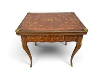 Table à jeux portefeuille de style Louis XV à décor marqueté…