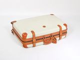 une valise blanche avec des poignées marron sur un fond blanc