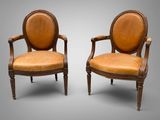paire de fauteuils français du XIXe siècle avec assises rembourrées de cuir