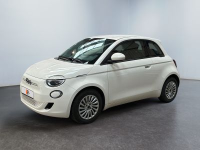 la petite voiture blanche est garée dans une grande pièce