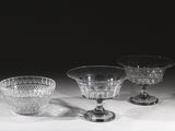 trois verres à pied et un bol posés sur une table
