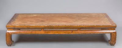 une vieille table basse en bois avec un plateau en cuir sur fond gris