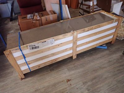 une caisse en bois en cours de fabrication dans une pièce
