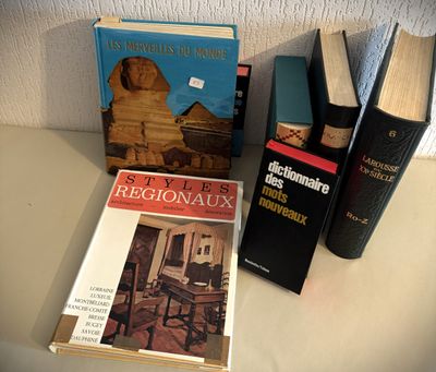 plusieurs livres sont posés sur une table les uns à côté des autres