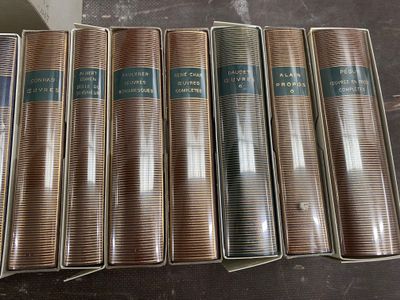 six livres sont alignés sur une table