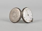 une montre de poche ancienne avec un boîtier en argent et une chaîne en argent