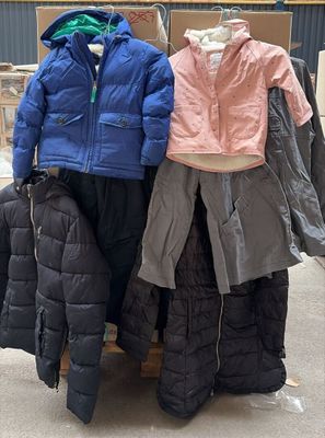 Plusieurs vestes sont exposées dans un magasin