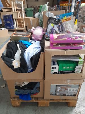 un chariot rempli de cartons et d'autres objets dans un garage