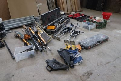 un grand nombre d'outils posés à même le sol