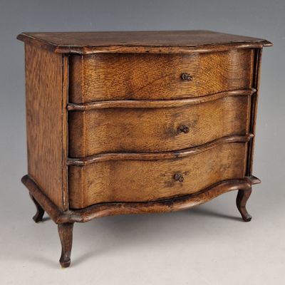 une vieille commode en bois avec trois tiroirs de chaque côté