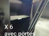 une photo d'une armoire métallique contenant une étagère