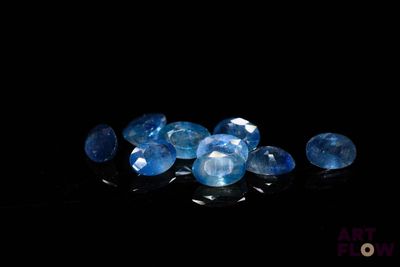 de très jolis saphirs bleus sur un fond noir