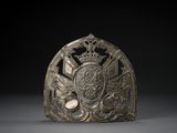 une image représentant une sculpture métallique représentant un bouclier surmonté d'une couronne
