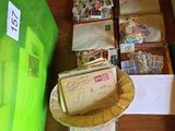 une table sur laquelle sont posées de nombreuses cartes postales et un panier sur lequel est posé un chapeau