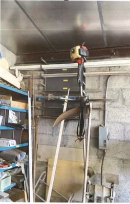 une photo d'un garage contenant des outils