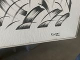 une photo en noir et blanc d'un tableau posé sur une table
