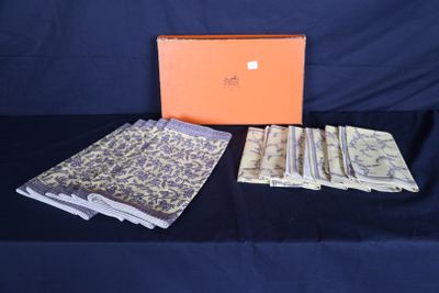 une boîte remplie d'argent posée sur une table, à côté d'un tissu bleu