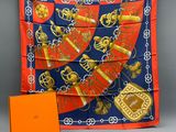 une écharpe orange et bleue ornée d'un motif doré et rouge