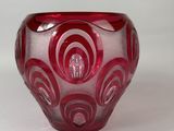 un bol en verre rouge orné d'un motif en spirale