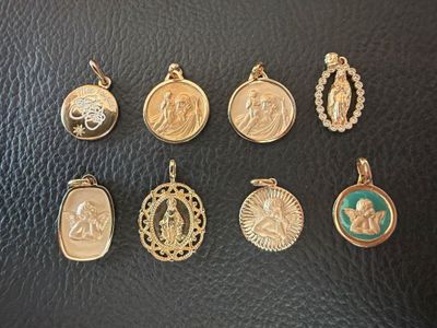 une collection de pendentifs religieux sur un fond noir