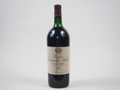 la bouteille de vin est posée sur une surface blanche