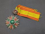 un gros plan sur une médaille et un ruban posés sur une table
