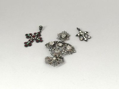 Trois types différents de broches sont exposés sur un fond blanc