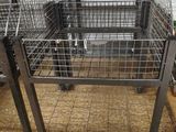 une cage posée sur une table en métal