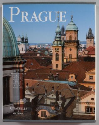 la couverture d'un magazine avec une photo d'une ville en arrière-plan