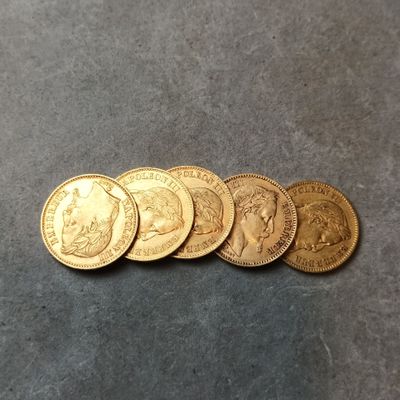 gros plan d'un paquet de pièces d'or sur une table