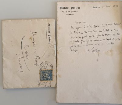 une vieille enveloppe sur laquelle est écrite une lettre à la main, posée sur une table