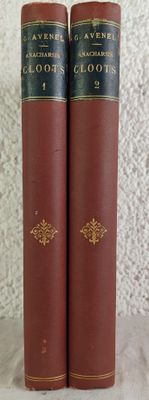 deux livres rouges posés l'un sur l'autre sur une table