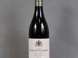 la bouteille de vin rouge est posée sur la table