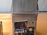 une machine posée par terre à côté d'un bol