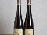 deux bouteilles de vin posées sur une table en bois