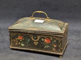 une petite boîte ornée d'un motif floral