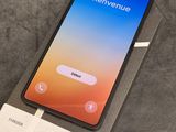 un gros plan sur la boîte d'un téléphone posée sur une table
