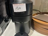 une cafetière posée sur un plan de travail à côté d'un micro-ondes