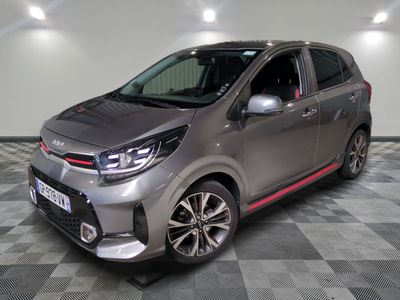 la voiture grise est garée sur le sol en damier d'un garage