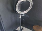 un sèche-cheveux posé sur un support à côté d'un tabouret