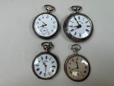 Quatre types différents de montres de poche sont exposés sur un fond blanc