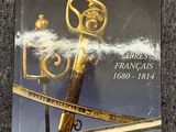 la couverture d'un livre sur laquelle figurent une épée et une autre épée