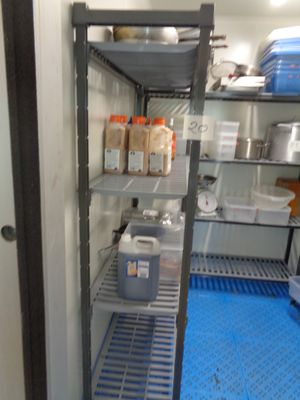 un réfrigérateur rempli de nombreux produits, situé dans une pièce