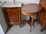 une petite table avec un plateau en marbre, à côté d'un meuble