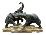 une statue représentant deux éléphants qui se battent sur un rocher