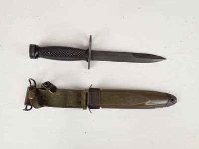 deux types de couteaux différents sur une surface blanche