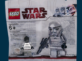 une figurine Lego Star Wars équipée d'un pistolet et d'un casque