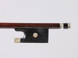 gros plan d'un archet de violon sur fond blanc