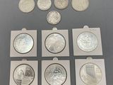 Six types différents de pièces d'argent sont exposés dans une vitrine.