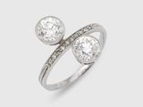 un gros plan d'une bague sertie de deux diamants
